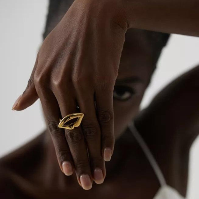 Buella Chunky Gold Lips Ring rings Shopella